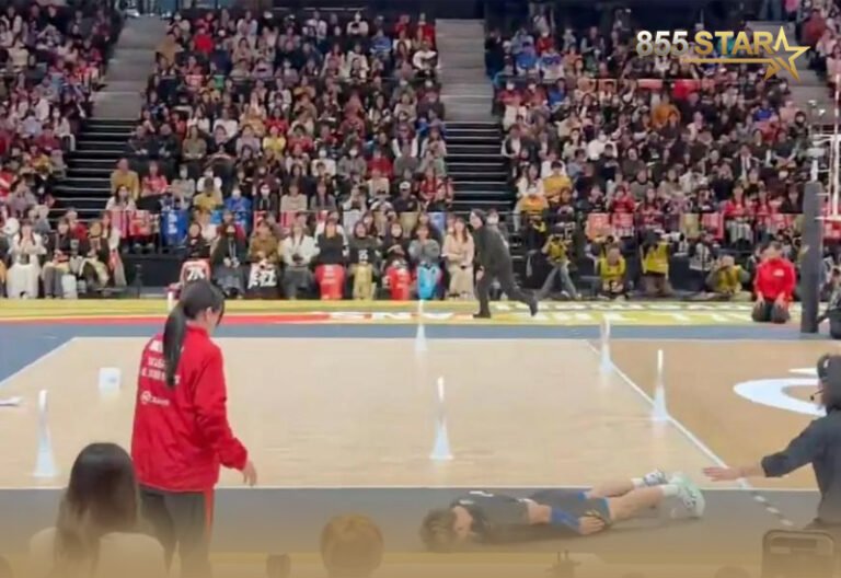 កីឡាករបាល់ទះជប៉ុន Nishida សម្រូតខ្លួនលូនក្រាបទៅសុំទោសចៅក្រមស្រ្តីម្នាក់ ក្រោយវាយបាល់ចំ